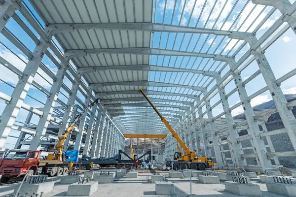 Örtbas önceden yapılmış bir çatıda yapılıyor. Duvarların, desteklerin ve precast ticari endüstriyel prefabrik betonun iç manzarası. Bu bir inşaat ürünü..