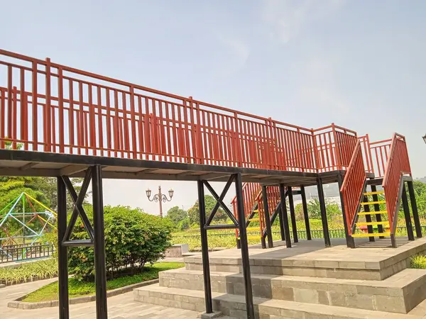 Çocuk parkında gezintiler