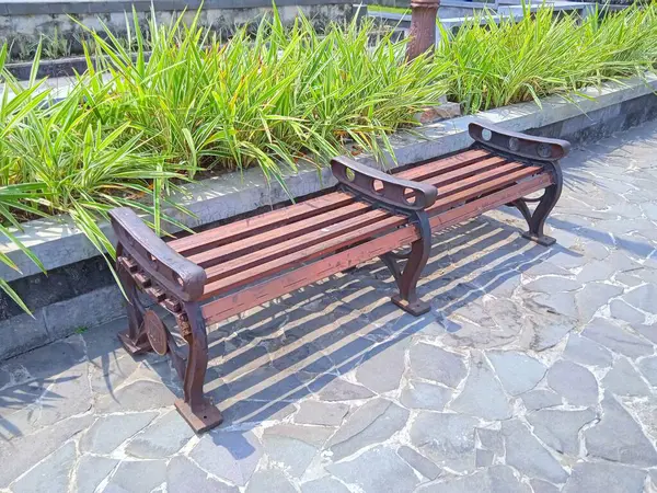 Kesilen ağaç gövdeleri yeni filizler açar.