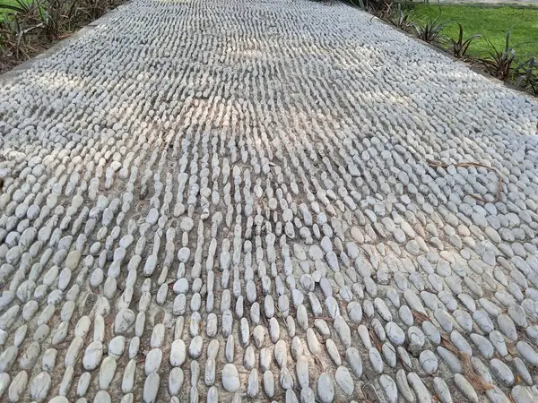 Nehir taşından yapılmış asfalt