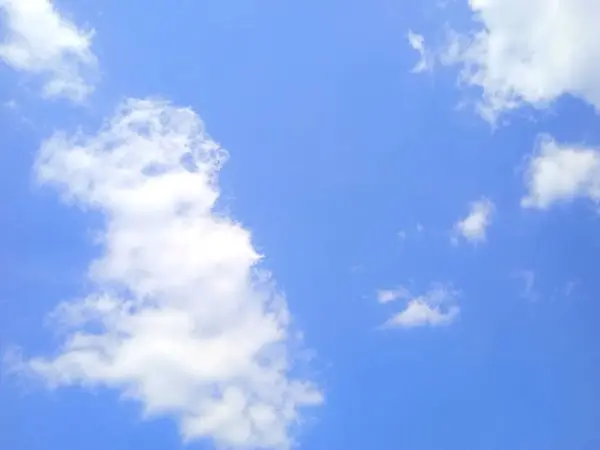 Beyaz bulutlu açık mavi gökyüzü