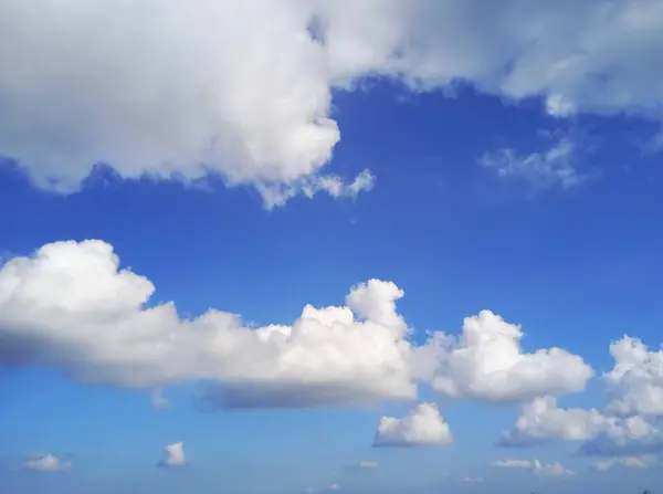 Beyaz bulutlu açık mavi gökyüzü