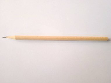 Beyaz arkaplanda yazan bir kalemin fotoğrafını kapat