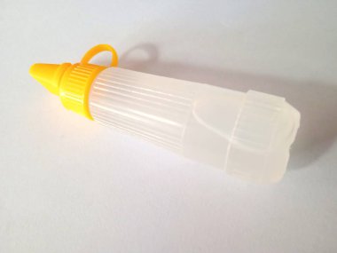 Beyaz arkaplandaki kağıt yapıştırıcısının fotoğrafını kapat