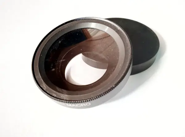 Beyaz arkaplan ile bir makro merceğin yakın fotoğrafı