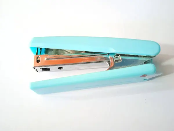 Beyaz arkaplanda mavi zımbaların yakın fotoğrafı