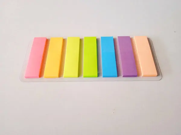 Beyaz arkaplandaki yapışkan notların fotoğrafını kapat