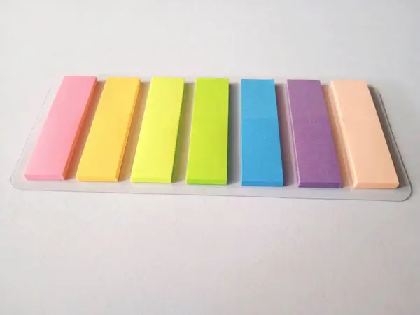 Beyaz arkaplandaki yapışkan notların fotoğrafını kapat