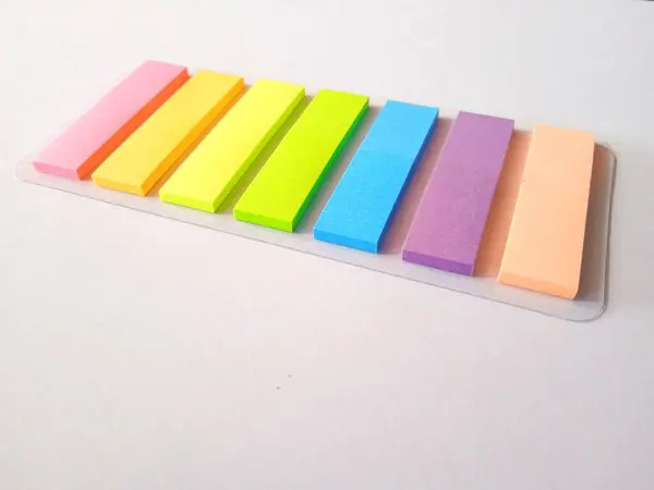 Beyaz arkaplandaki yapışkan notların fotoğrafını kapat