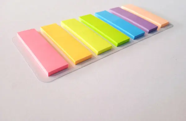 Beyaz arkaplandaki yapışkan notların fotoğrafını kapat