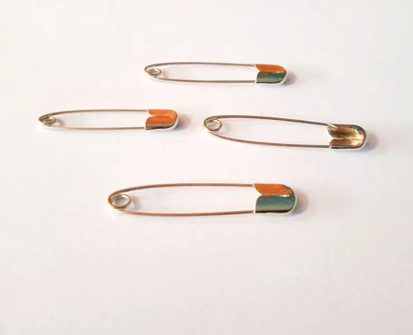 Beyaz arkaplandaki çengelli iğnenin fotoğrafını kapat