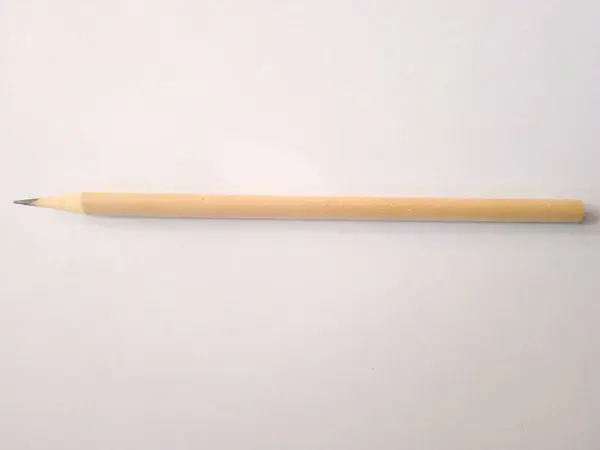 Beyaz arkaplanda yazan bir kalemin fotoğrafını kapat