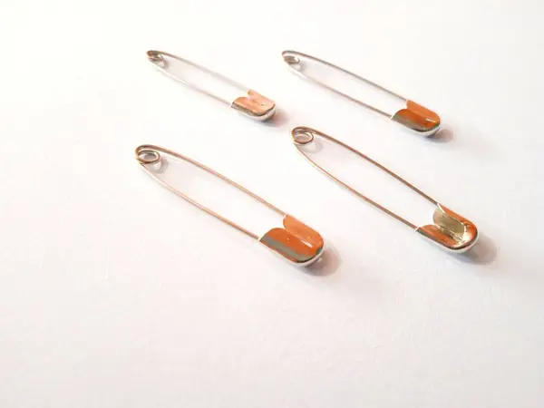 Beyaz arkaplandaki çengelli iğnenin fotoğrafını kapat