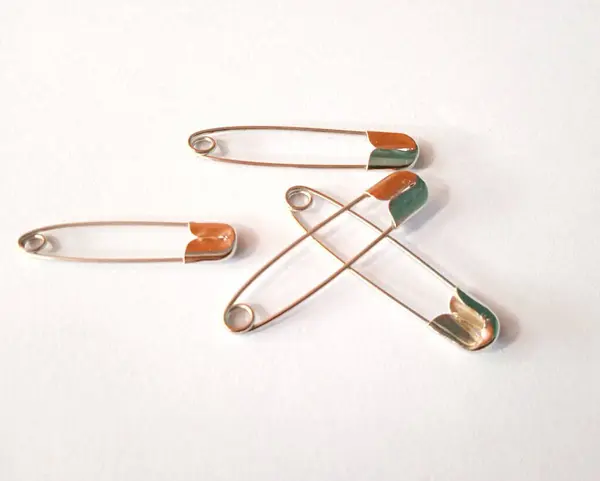 Beyaz arkaplandaki çengelli iğnenin fotoğrafını kapat