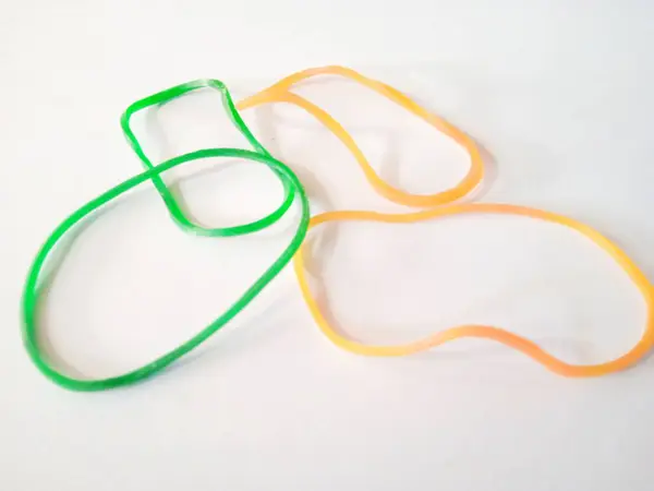 Beyaz arka planda lastik bir bileziğin fotoğrafını kapat.