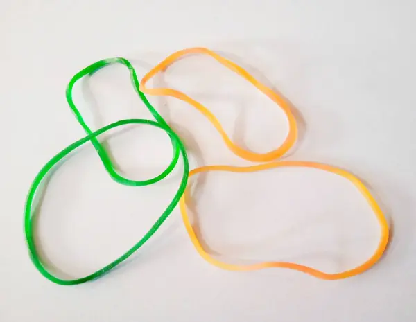 Beyaz arka planda lastik bir bileziğin fotoğrafını kapat.