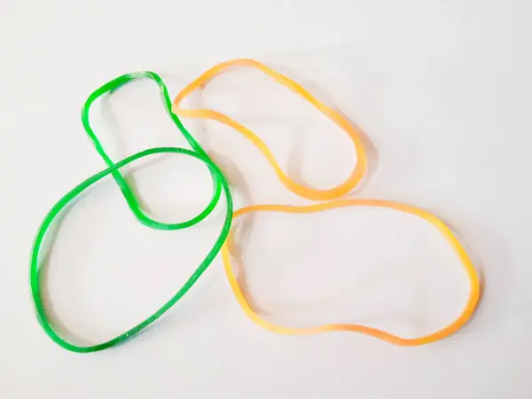 Beyaz arka planda lastik bir bileziğin fotoğrafını kapat.