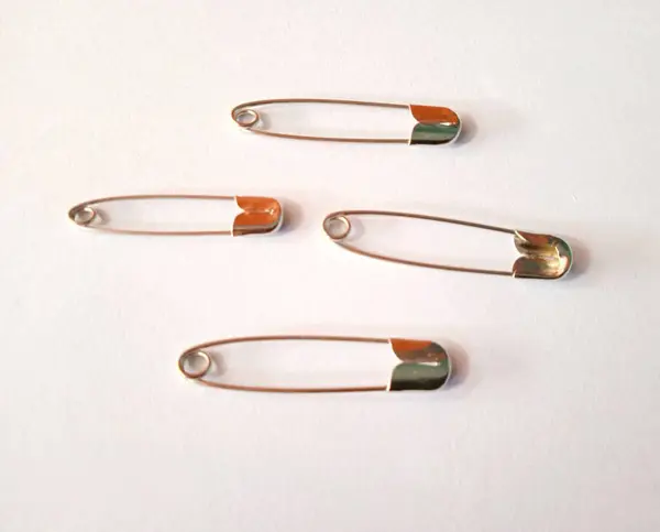 Beyaz arkaplandaki çengelli iğnenin fotoğrafını kapat