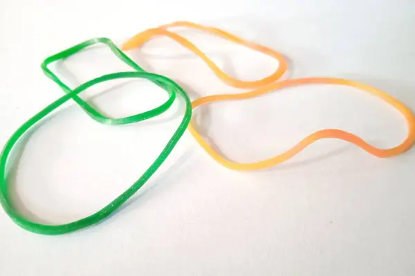 Beyaz arka planda lastik bir bileziğin fotoğrafını kapat.