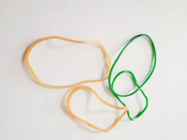 Beyaz arka planda lastik bir bileziğin fotoğrafını kapat.