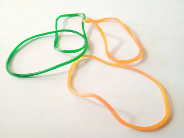 Beyaz arka planda lastik bir bileziğin fotoğrafını kapat.