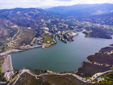 Germasogeya Barajı 'nın panoramik drone görüntüsü, Kıbrıs 2023