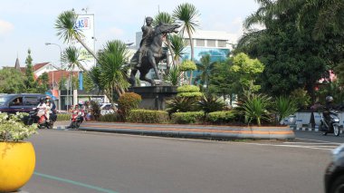 Salatiga, 18 Eylül 2022 - Tamansari kavşağında Prens Diponegoro 'nun atı heykeli, Salatiga.