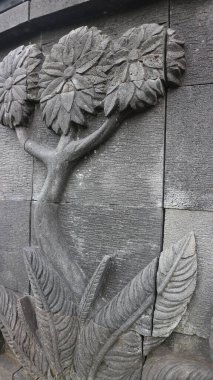 Rahatlatıcı bir taş oyması. Yardım duvarı. Taş duvar dekorasyonu.