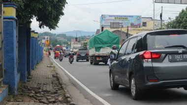 Semarang, 19 Kasım 2022 - Bawen otobüs durağının önündeki araç trafiği.