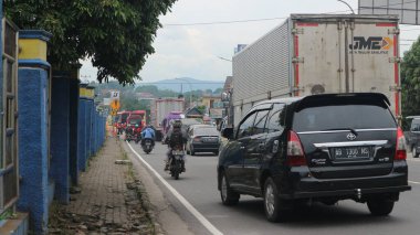Semarang, 19 Kasım 2022 - Bawen otobüs durağının önündeki araç trafiği.