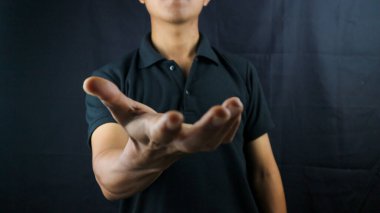 İnsan eli, jesti seçerken beyaz arka planda kırpma yolu ile izole edilir. Bir şeye uzanan el sembolü, siyah arkaplan önünde bir avuç.