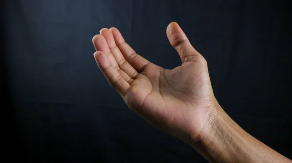 人間の手でジェスチャーを選択するクリッピングパスで白い背景に隔離されます 手の記号何かのために達すると 黒の背景の前に手のひら — ストック写真