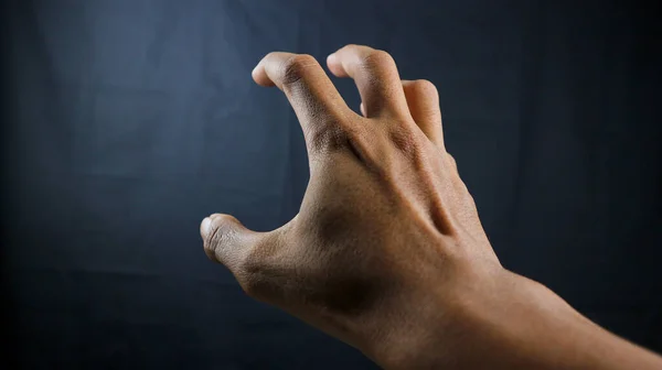 人間の手でジェスチャーを選択するクリッピングパスで白い背景に隔離されます 手の記号何かのために達すると 黒の背景の前に手のひら — ストック写真