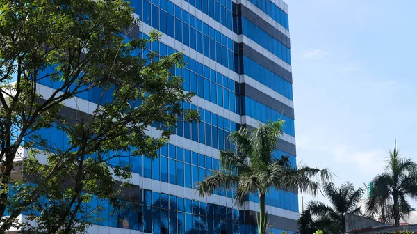 Suara Merdeka摩天大楼的蓝色外部 Semarang 外面的建筑 公寓大楼 — 图库照片