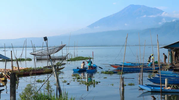 stock image Semarang, 11 March 2023 - Fishing boats on the shores of Rawa Pening lake. Beautiful view of Rawa Pening lake and the Merbabu and Telomoyo mountains. Fishermen at Rawa Pening lake.