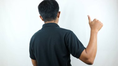 Siyah tişört giyen yetişkin bir Asyalı kameraya arkasını döner ve parmağını yukarı kaldırır. Umursamıyorum. Veda jesti