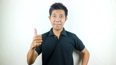 Beyaz arka planda izole edilmiş, olumlu içerik ve mutluluk duyguları taşıyan genç iyimser adama yakın çekim. Kalite ve tavsiye ile tatmin kavramı