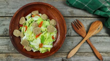 Endonezya mutfağı, Tumis Napa lahanası - Endonezya baharatlı karıştırılmış Napa lahanası köfteli, tipik Endonezya günlük ev yemeği, kahverengi ahşap arka planda beyaz kasede servis ediliyor.