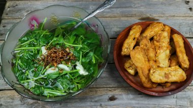 Sayur Bening Bayam, Ispanak Temizleyici Sebze. Ispanaklı Endonezya yemeği, ıspanak çorbası. Gri arka planda kasede servis edilmiş. Kapat..