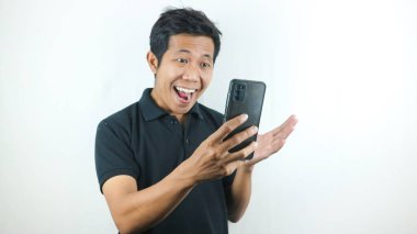 Tebrik ederim. Asyalı gençler cep telefonlarını tutarken çok mutlular..