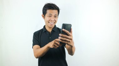 Tebrik ederim. Asyalı gençler cep telefonlarını tutarken çok mutlular..