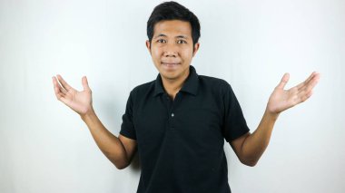 Beyaz arka planda gülen Asyalı bir adam. Mutlu Asyalı adam kameraya gülümsüyor.