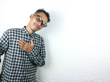 Pozitif adam, yalıtılmış beline gülümse.