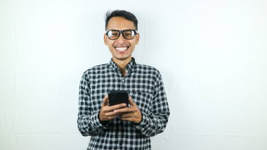 Kameraya gülümseyen yüz ifadesi olan Asyalı adamın portresi..