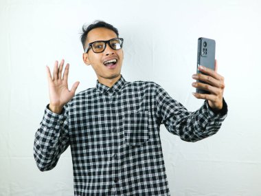 Kameraya gülümseyen yüz ifadesi olan Asyalı adamın portresi..