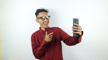 Kameraya gülümseyen yüz ifadesi olan Asyalı adamın portresi..