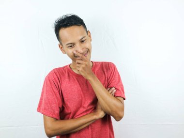 Asyalı adam çeneye dokunuyor, karar veriyor, bir şey seçiyor, şüpheleri var, beyaz arka planda duruyor.