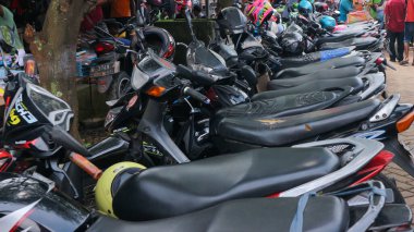 Semarang, 7 Mayıs 2023 - Motosiklet grubu şehir sokaklarına ya da geleneksel pazarlara park ediyor. Motosikletli toplum seyahati.