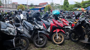 Semarang, 7 Mayıs 2023 - Motosiklet grubu şehir sokaklarına ya da geleneksel pazarlara park ediyor. Motosikletli toplum seyahati.