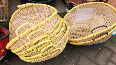 Geleneksel pazarlarda el yapımı tavuk sepetleri veya bambudan yapılmış tavuk kiso poşetleri satılıyor. Hasır sepetler.